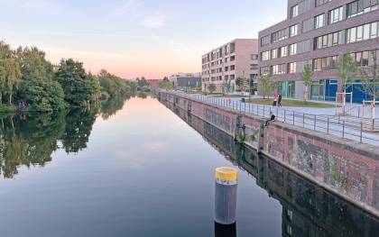 neue Uferpromenade im Abendlicht