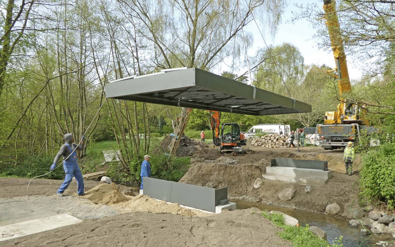 Fu&szlig;g&auml;ngerbr&uuml;cke Friedhof &Ouml;jendorf Einhubvorgang Einfeldbr&uuml;cke