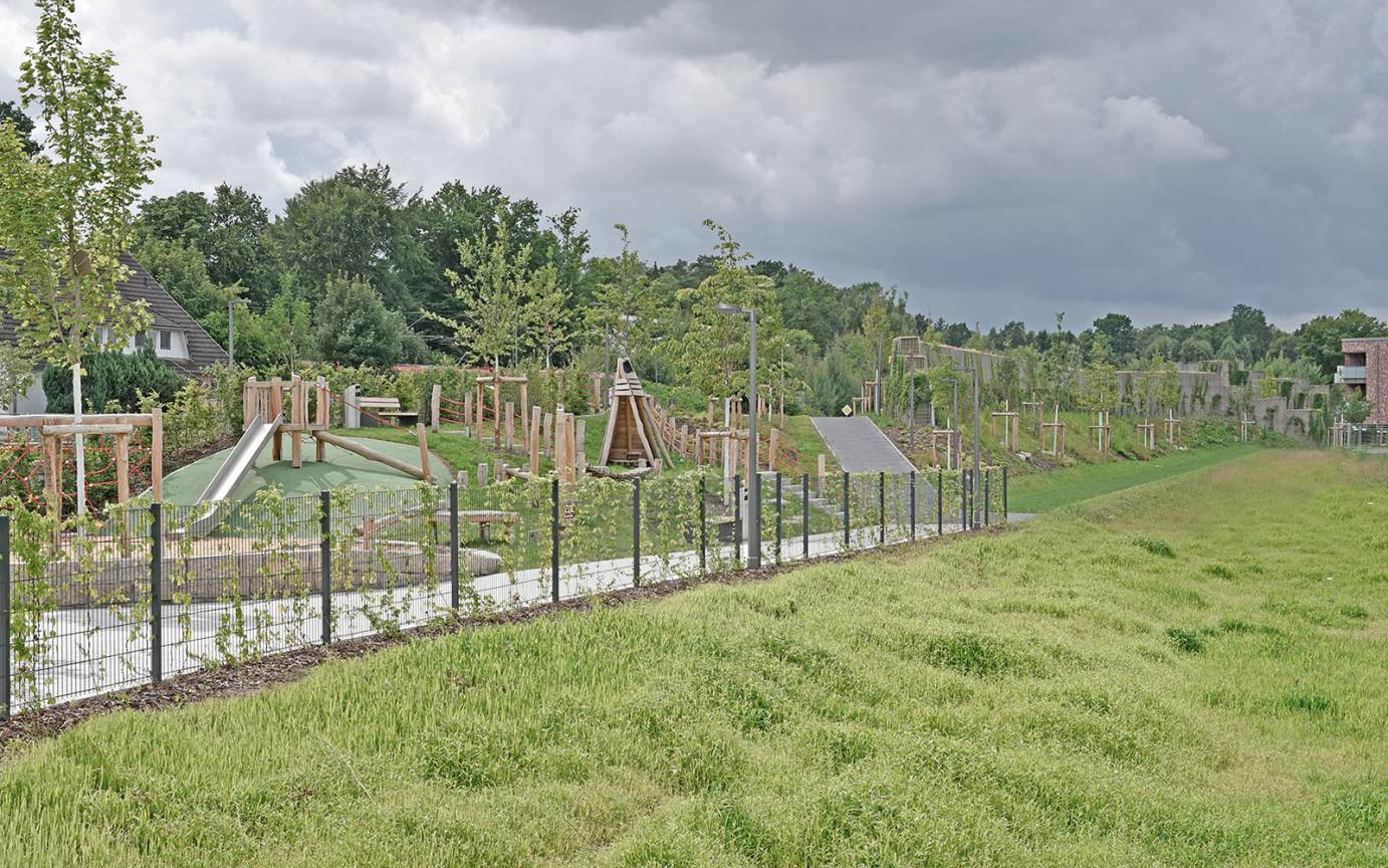 L&auml;rmschutzlandschaft Giselbertstra&szlig;e Buxtehude Blick entlang der neu gestalteten L&auml;rmschutzlandschaft
