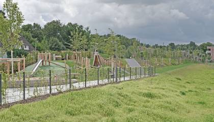 Lärmschutzlandschaft Giselbertstraße Blick auf die Spielterrassen mit Hase und Igel