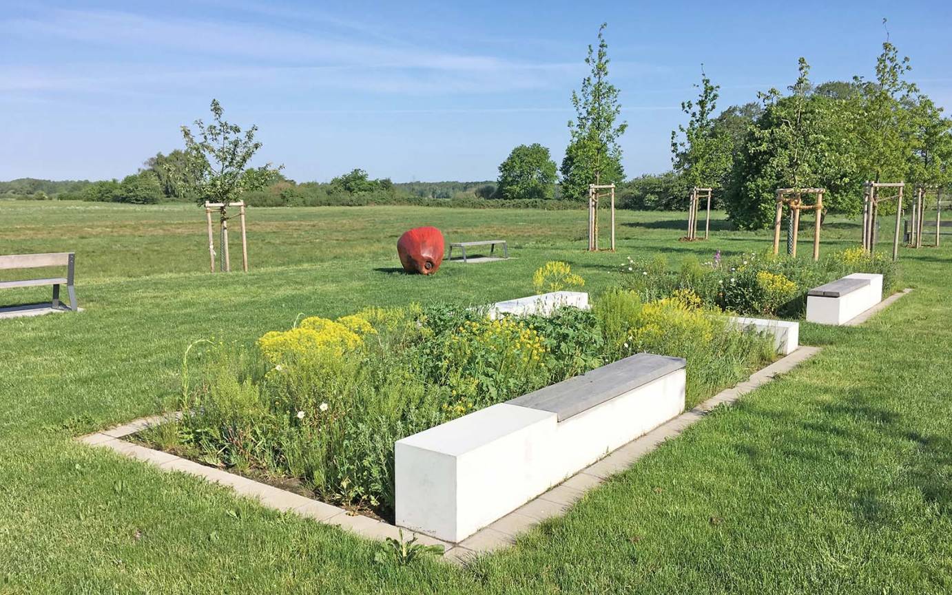 Vogelkamp östlicher Quartiersplatz mit Apfelskulptur