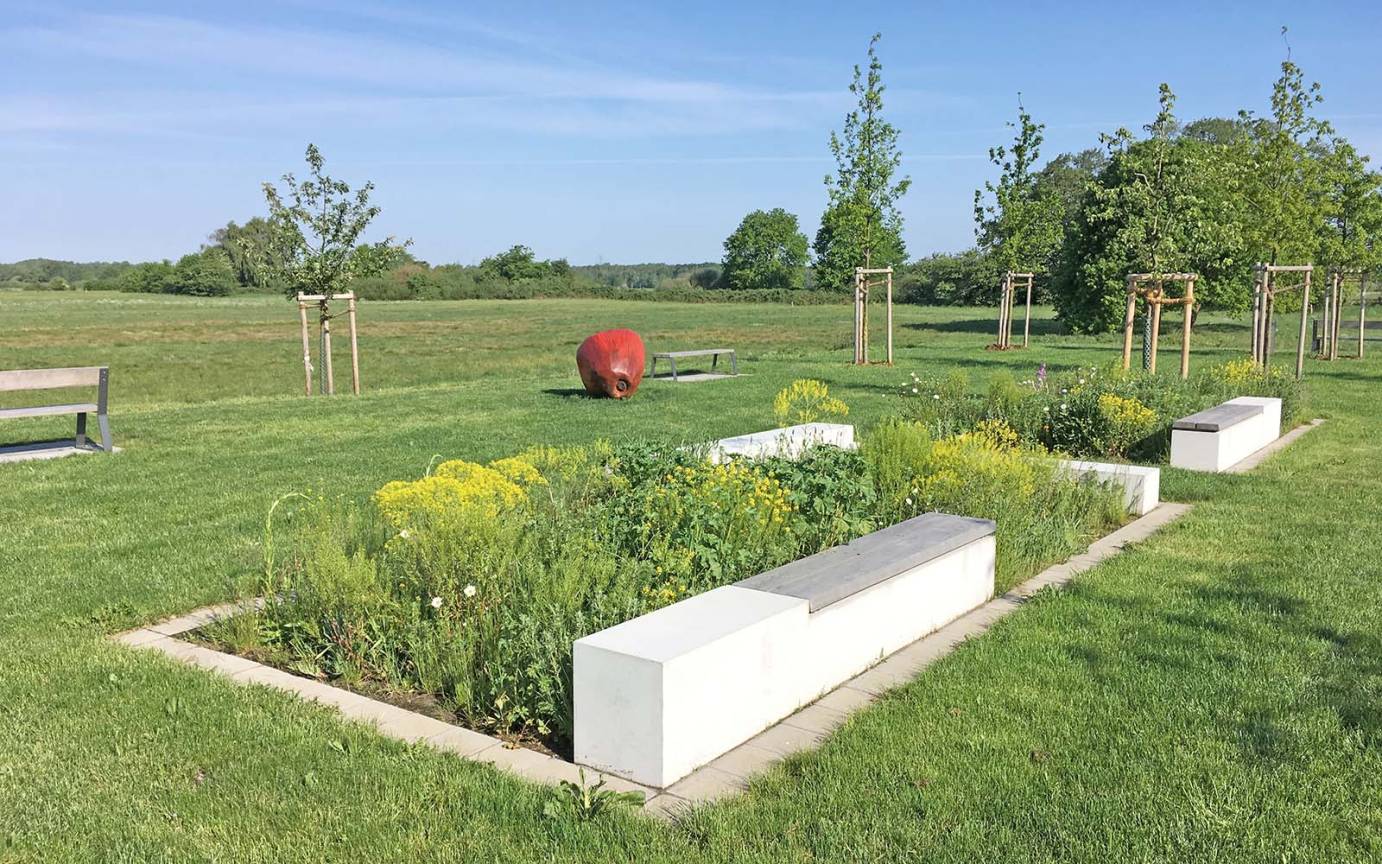 Vogelkamp &ouml;stlicher Quartiersplatz mit Apfelskulptur