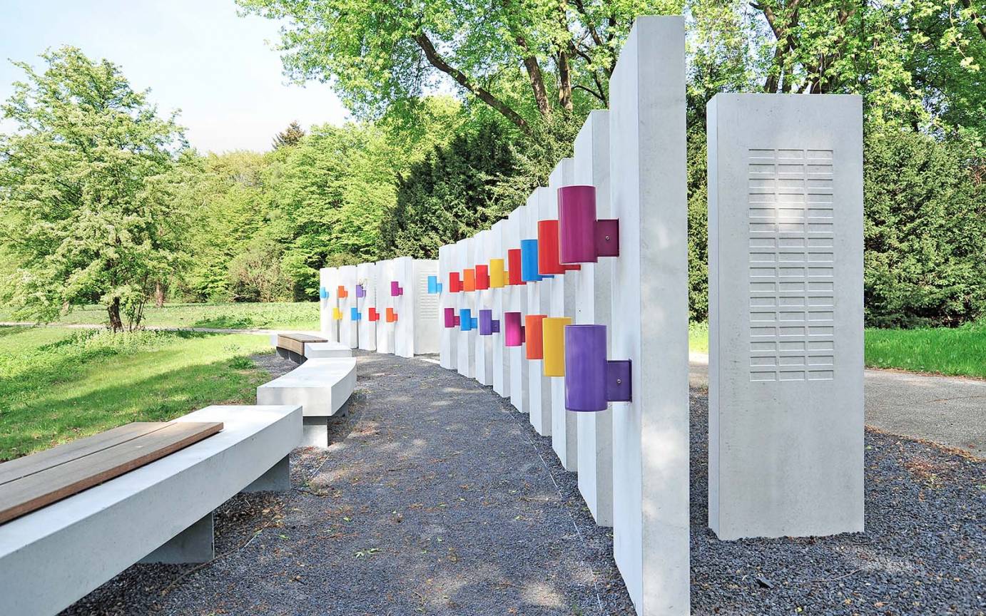 Friedhof Öjendorf Schleemer Bach Rundbank Bachufer Gedenkstelen Platzhaltern Beschriftung