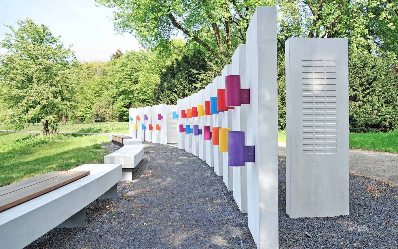 Friedhof &Ouml;jendorf Schleemer Bach Rundbank Bachufer Gedenkstelen Platzhaltern Beschriftung