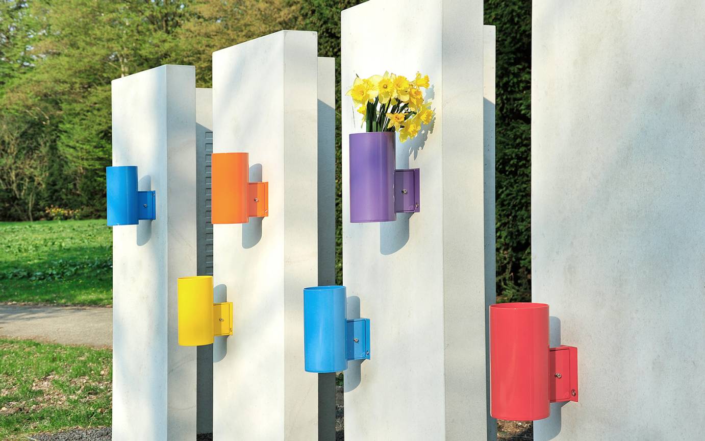 Friedhof &Ouml;jendorf Schleemer Bach Detail Vasenhalter Blumen