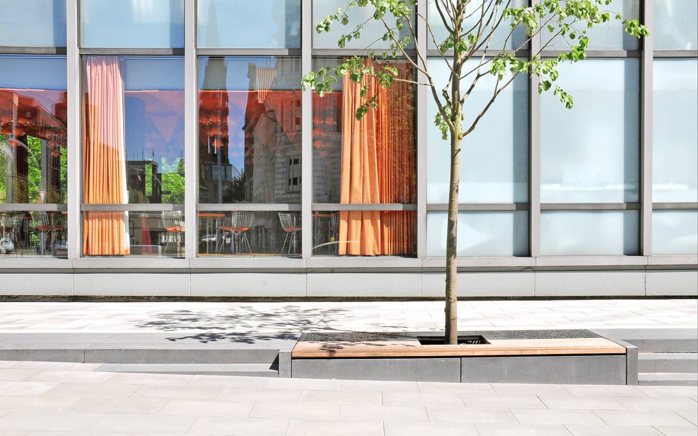 &Auml;u&szlig;ere Erschlie&szlig;ung Baumrost Sitzkante SPIEGEL Hochhaus