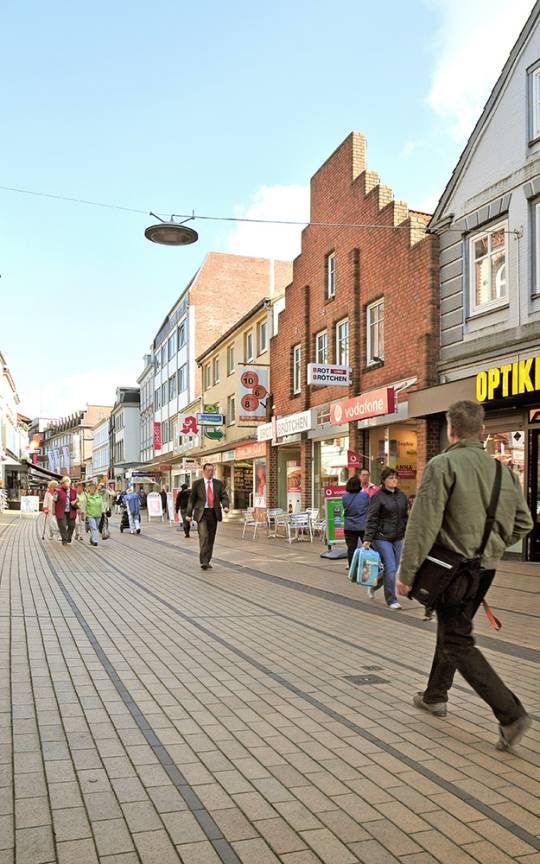 K&ouml;nigstra&szlig;e Elmshorn Blick Westen K&ouml;nigstra&szlig;e Neupflasterung Pendelleuchten