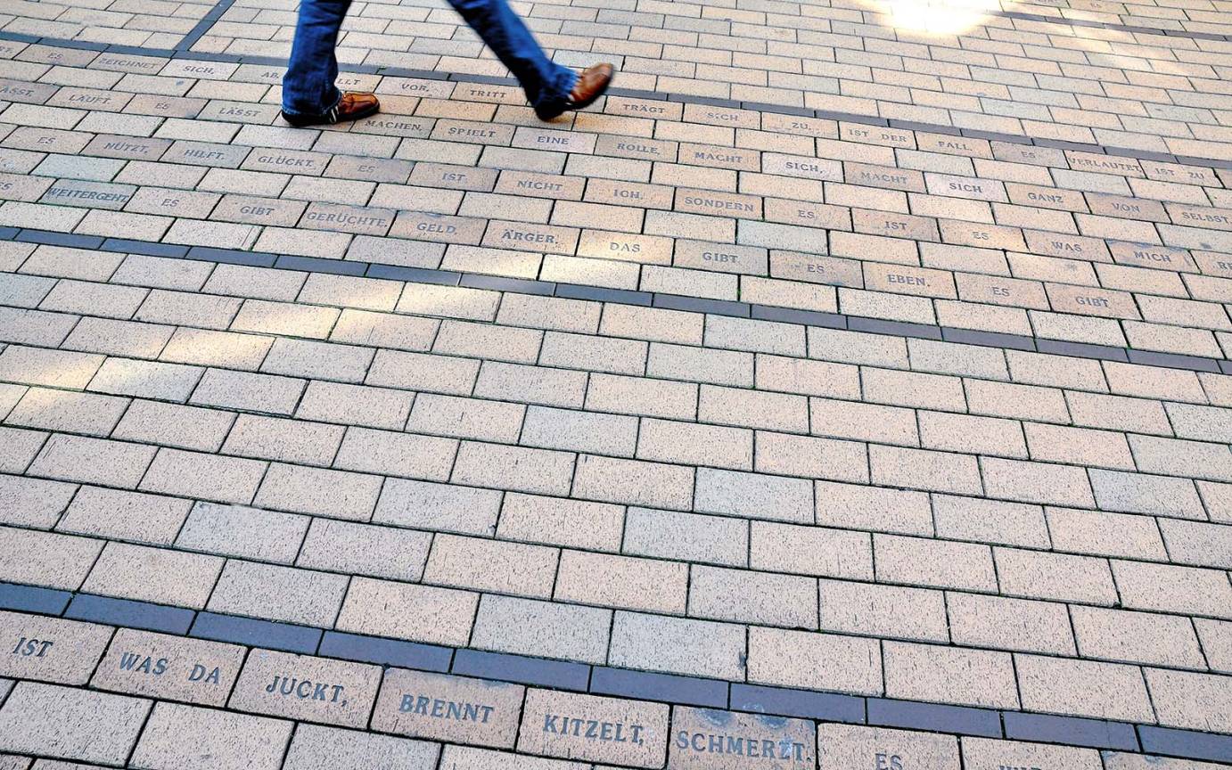 K&ouml;nigstra&szlig;e Elmshorn Kunst Susanne Kallenbach Gedicht &bdquo;Litanei vom Es&ldquo; Pflasterklinker