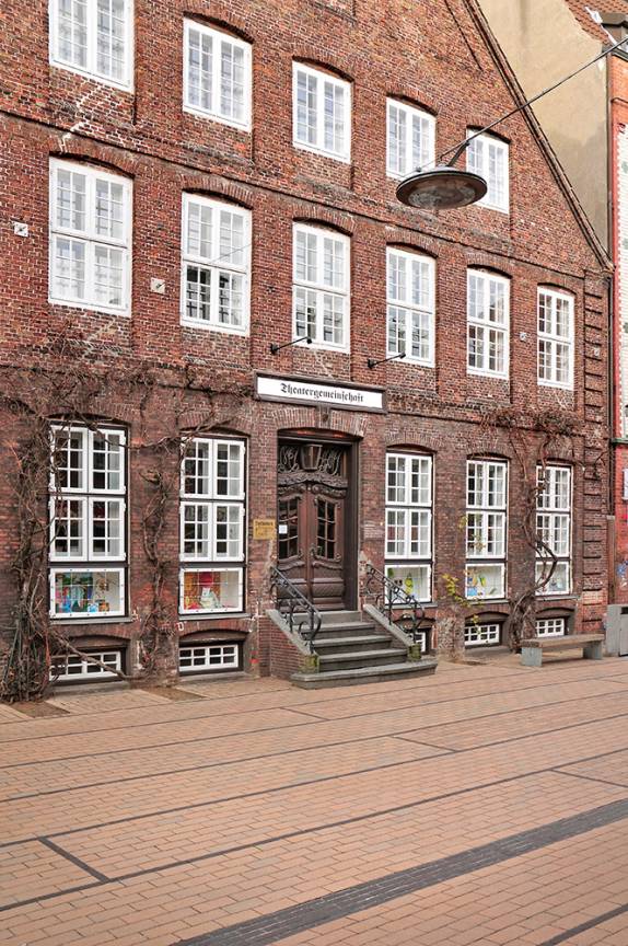 K&ouml;nigstra&szlig;e Elmshorn Pflasterung Pendelbeleuchtung Geb&auml;ude Stadtbibliothek