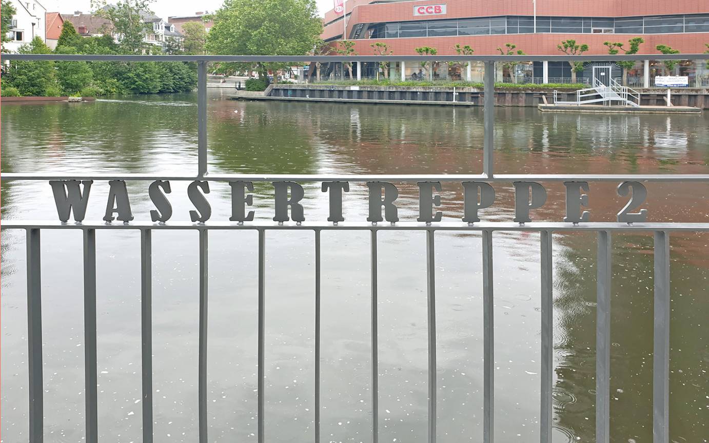 Serrahnstraße Bergedorft Detail Schriftträger Hafengeländer