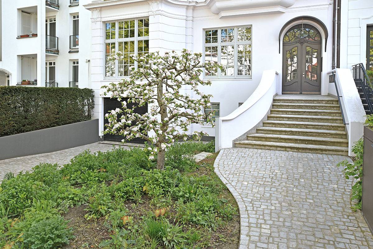 Heilwigstra&szlig;e Vordergarten Apfelbaum Fu&szlig;e Eingangstreppe