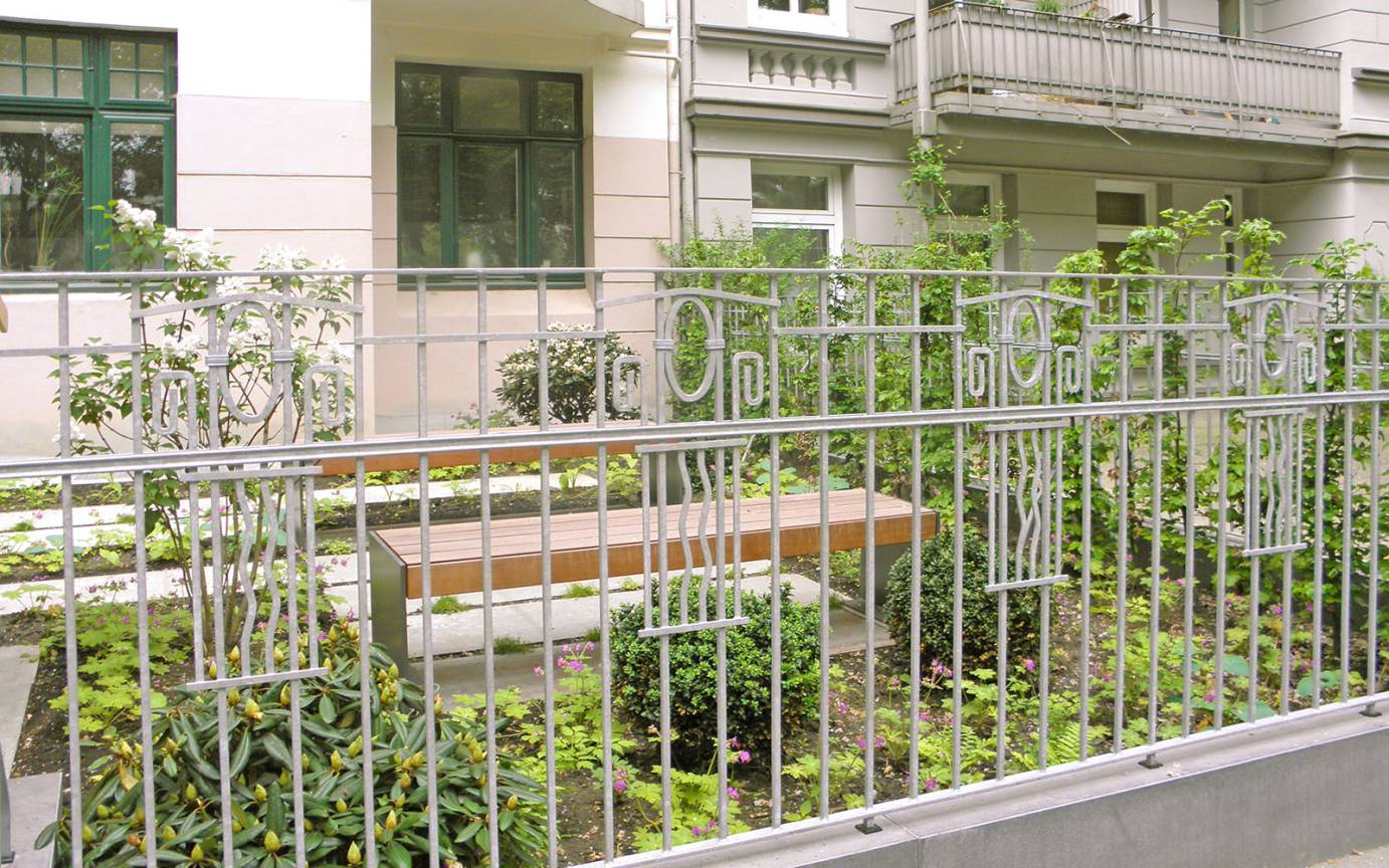 Pinneberger Weg Sitzb&auml;nke Zaun