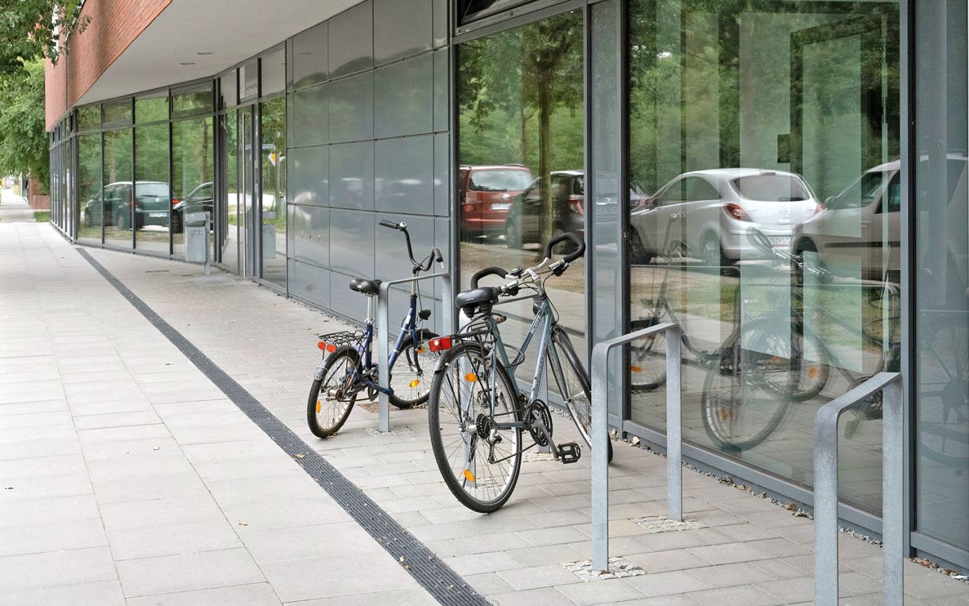 Sophie-Schoop-Weg Fahrradbügel Eingangsbereich Gebäude West